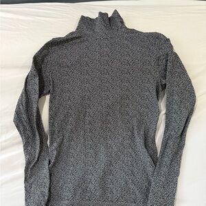 Athleta Turtleneck Athletic Long Sleeve Thumb hole Top Black/Gray M